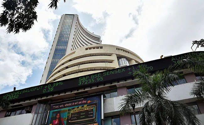 Sensex, Nifty Subdued In Early Trade; Reliance Industries Gains 1%, TCS Flat Ahead of Q3 Results