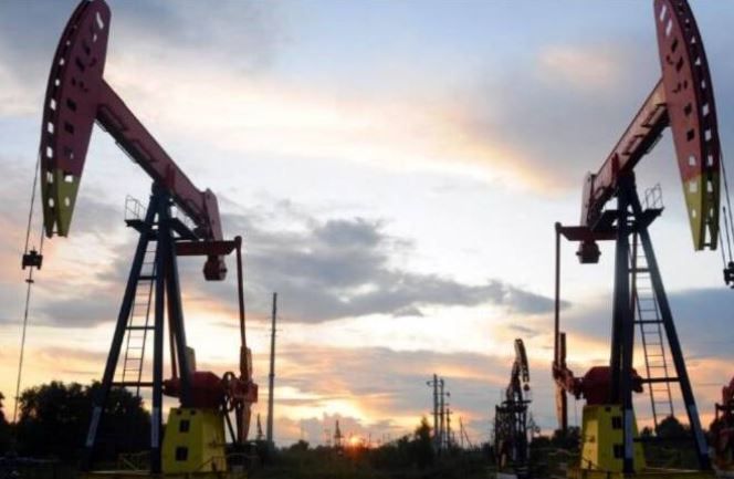 Global oil prices rise by over $1 on slow US output restart; Brent reaches $65.30 per barrel